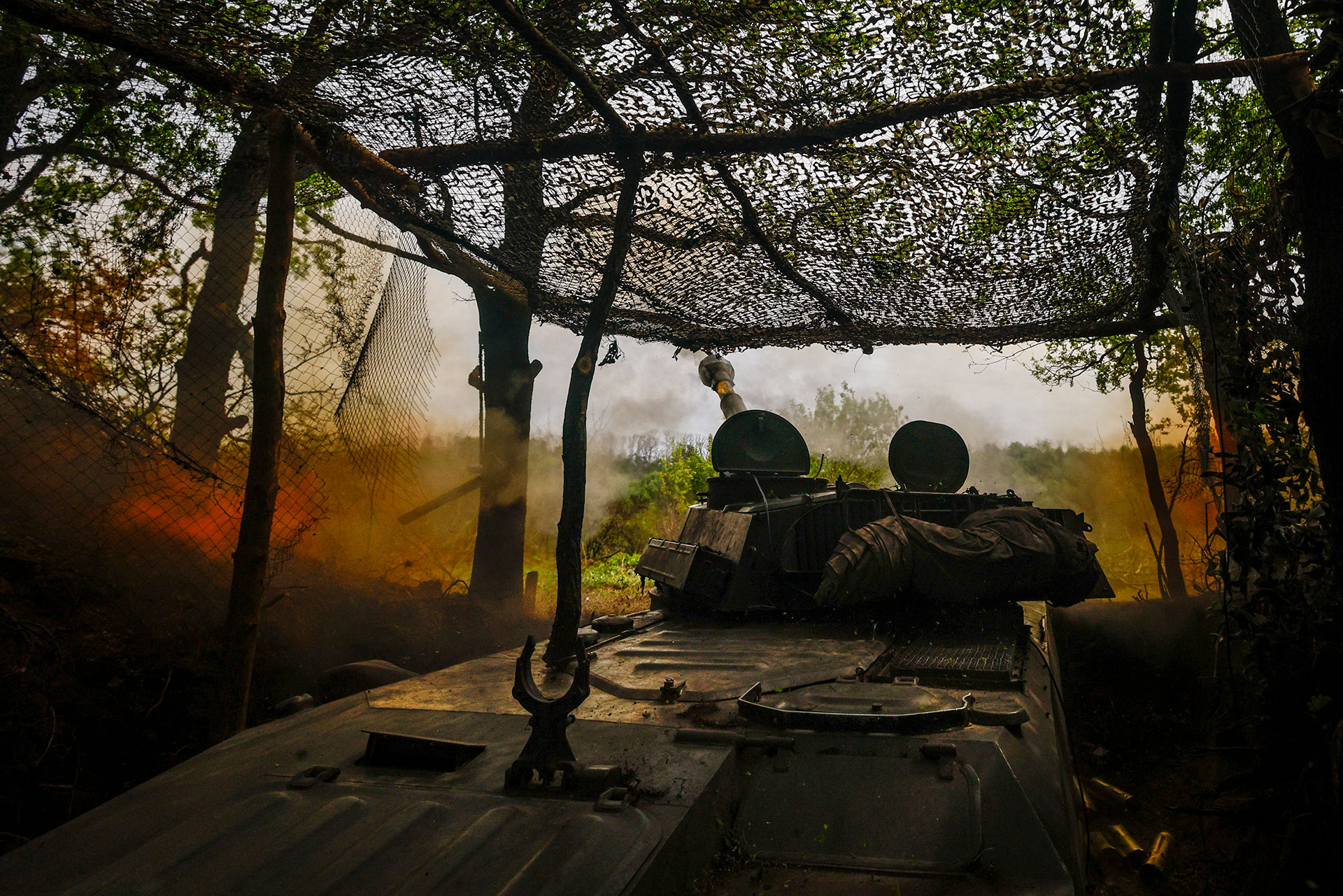 Гаубиця 57-ї ОМСБр ЗСУ веде вогонь по російських позиціях у квітні. Президент України Володимир Зеленський заявив, що Росія обстрілює Україну у співвідношенні 10 до 1.
